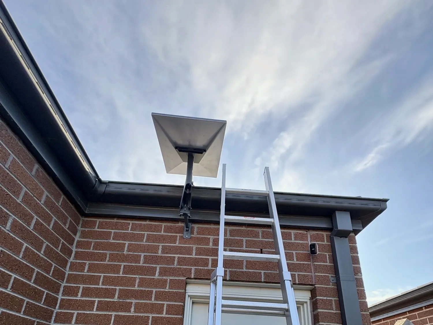Starlink fascia bracket under the gutter at the Lyndhurst rental.